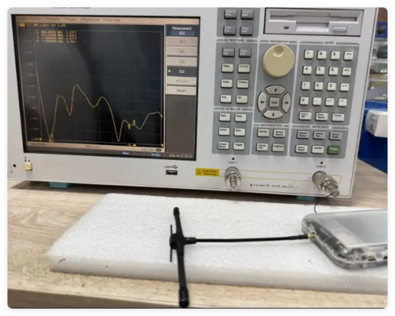 Prečo je pri výbere antény dôležité venovať pozornosť pomeru VSWR (Voltage Standing Wave Ratio)?